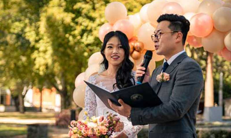 brisbane livestream working a weding live stream out in field